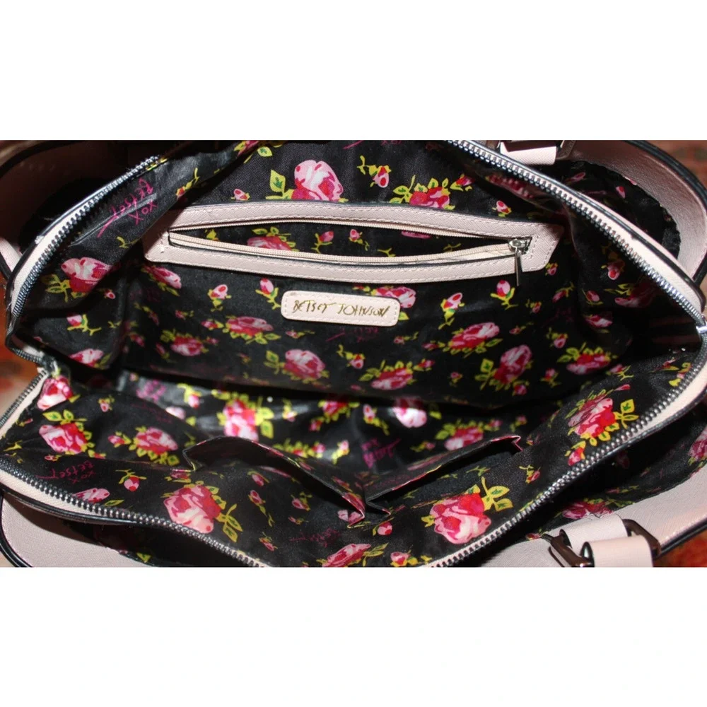 BETSY JOHNSON HANDBAG-MAUVE-MULTIPLE POCKETS-17 IN X 11 IN - Picture 3 of 4
